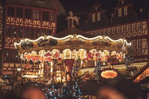 découvrez la magie des marchés de noël : une expérience unique avec des artisans locaux, des délices festifs et une ambiance chaleureuse. plongez dans l'esprit des fêtes en explorant des décorations scintillantes, en savourant des spécialités gourmandes et en partageant des moments inoubliables en famille ou entre amis.