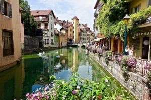 découvrez annecy, surnommée la 'venise des alpes', avec ses canaux pittoresques, son lac enchanteur et ses montagnes majestueuses. explorez sa vieille ville, goûtez aux spécialités locales et profitez d'activités en plein air tout au long de l'année. plongez dans la beauté et la culture de cette destination unique en france.