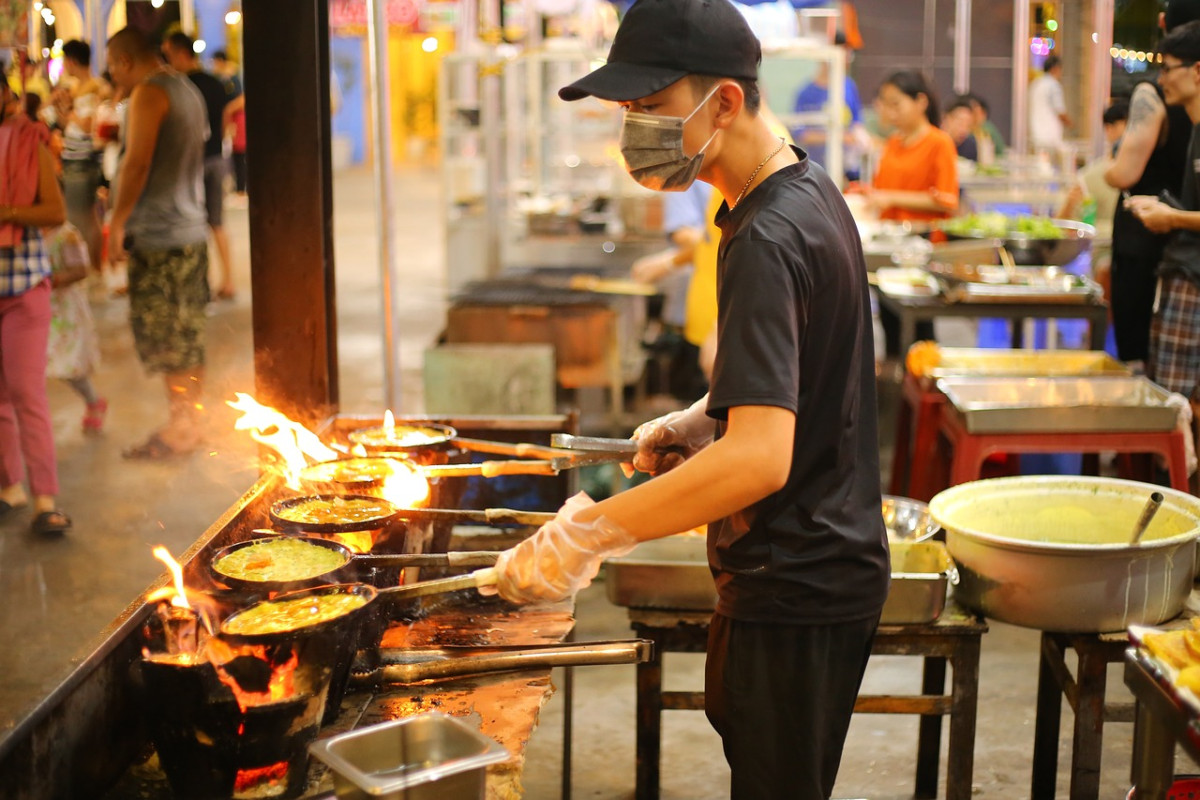 découvrez l'univers savoureux de la street food ! des mets délicieux et variés, provenant des coins les plus éclairés du monde, à déguster sur le pouce. explorez les tendances, les recettes et les meilleurs lieux pour savourer cette cuisine de rue qui émerveille les papilles.