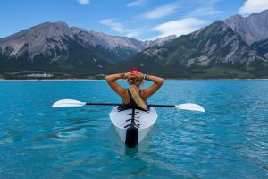 découvrez les plaisirs du kayak : une activité nautique exaltante qui vous permet d'explorer les rivières, lacs et côtes, tout en améliorant votre condition physique et en vivant des aventures inoubliables en pleine nature.