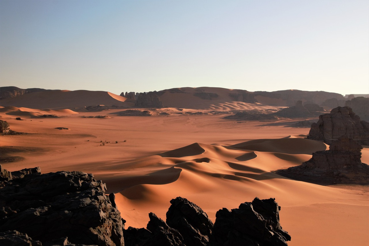 découvrez l'algérie, un pays riche en culture et en histoire, où des paysages à couper le souffle rencontrent une gastronomie délicieuse. explorez ses villes vibrantes, ses trésors naturels et laissez-vous séduire par l'hospitalité de ses habitants.