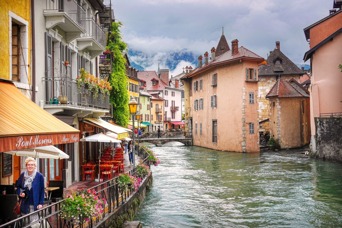 découvrez la beauté d'annecy, la 'venise des alpes', avec ses canaux pittoresques, son lac turquoise et ses montagnes environnantes. explorez son patrimoine riche, ses délicieuses spécialités culinaires et profitez d'activités en plein air tout au long de l'année.