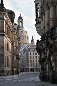 découvrez des destinations de voyage historiques fascinantes qui vous transporteront à travers le temps. explorez des lieux emblématiques et plongez dans les récits du passé tout en vivant des expériences uniques.