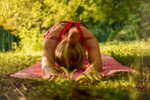 découvrez les bénéfices du yoga en plein air : amélioration de la concentration, connexion avec la nature, réduction du stress et bien-être physique. pratiquez le yoga à l'extérieur pour une expérience revitalisante et inspirante.