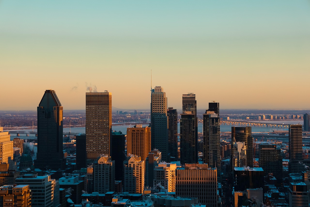 découvrez montréal, une ville vibrante et cosmopolite du canada, célèbre pour son riche patrimoine culturel, sa gastronomie variée, ses festivals animés et ses paysages urbains enchanteurs. explorez ses quartiers uniques, son art de rue dynamique et son ambiance accueillante.