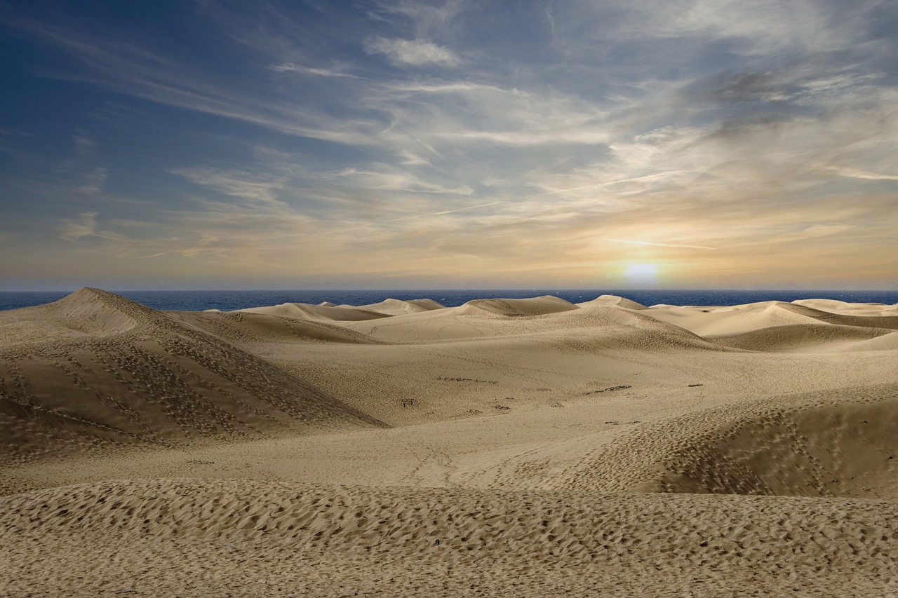 découvrez gran canaria, une île enchanteresse des canaries, réputée pour ses plages de sable doré, ses paysages variés et son climat doux toute l'année. explorez des sites historiques, goûtez à la délicieuse cuisine locale et profitez d'activités en plein air. idéale pour les amoureux de la nature et les amateurs de détente, gran canaria vous promet un séjour inoubliable.