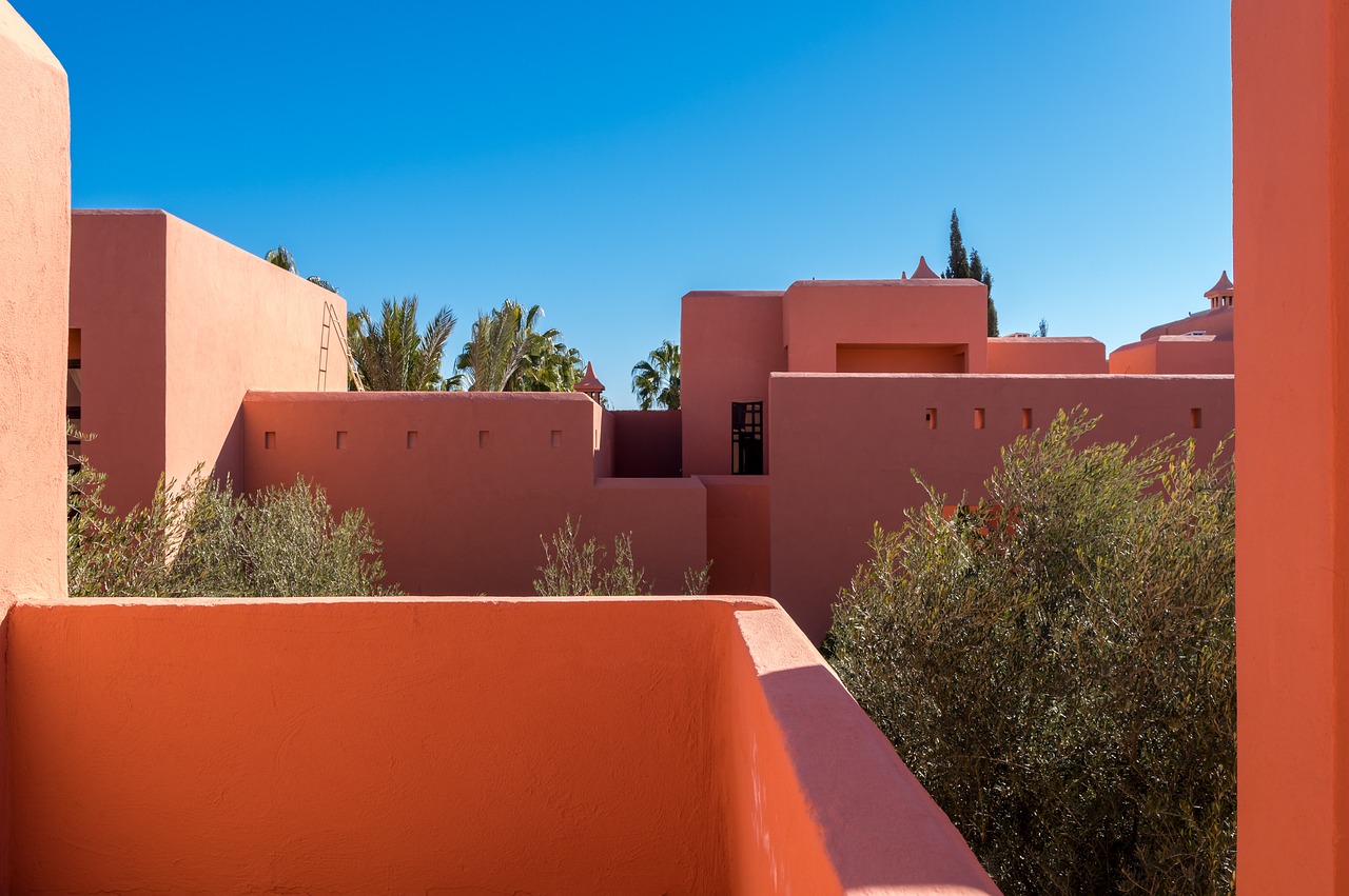 découvrez marrakech, la ville colorée du maroc, connue pour ses souks animés, ses riads enchanteurs et son patrimoine culturel riche. explorez les jardins luxuriants, les palais historiques et laissez-vous séduire par l'effervescence de cette destination incontournable.