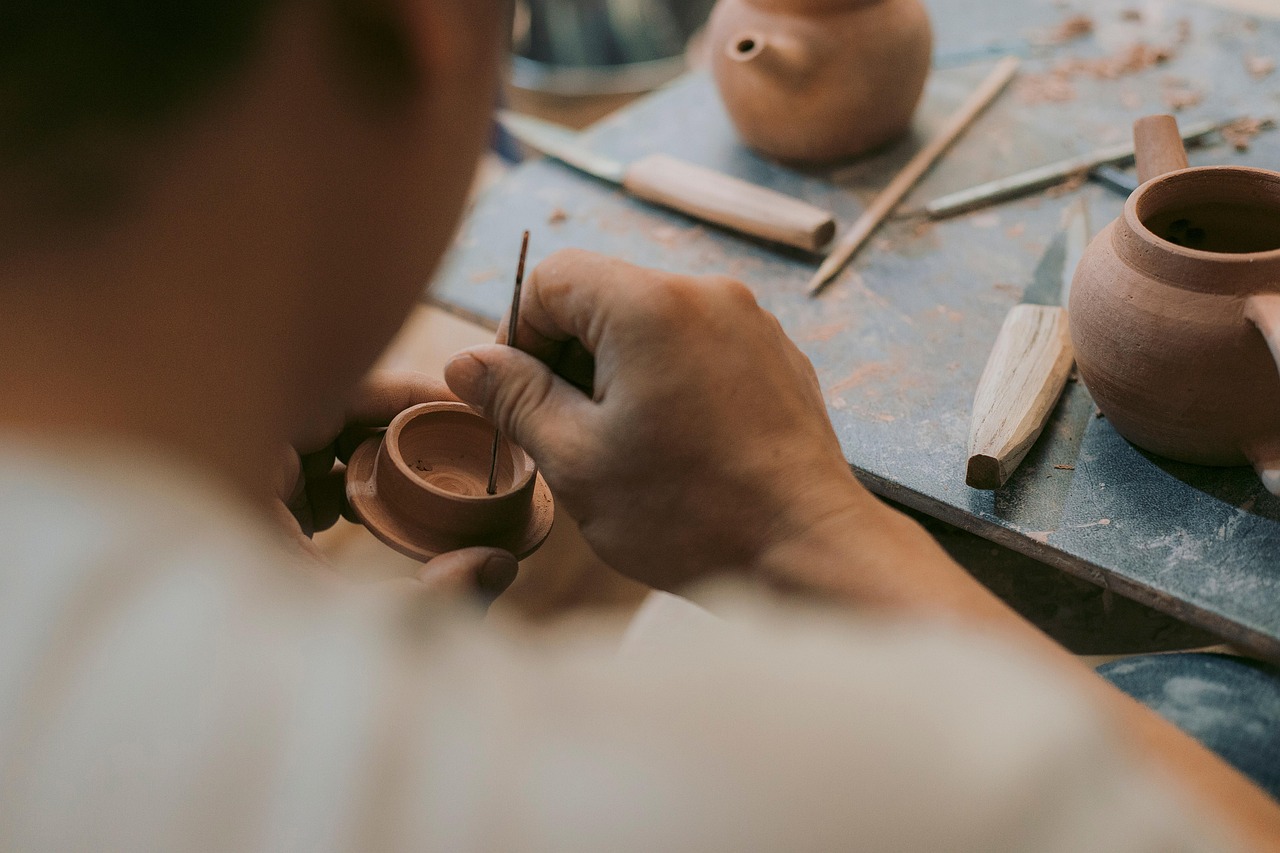 découvrez les talents des artisans locaux : des créations uniques, un savoir-faire authentique et un engagement envers la qualité. soutenez l'économie locale tout en embellissant votre quotidien avec des pièces faites main.